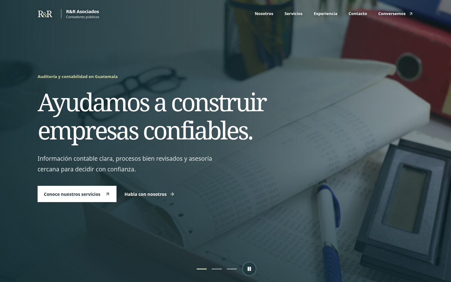 Portada de R&R Asociados con mensaje sobre auditoría y contabilidad.